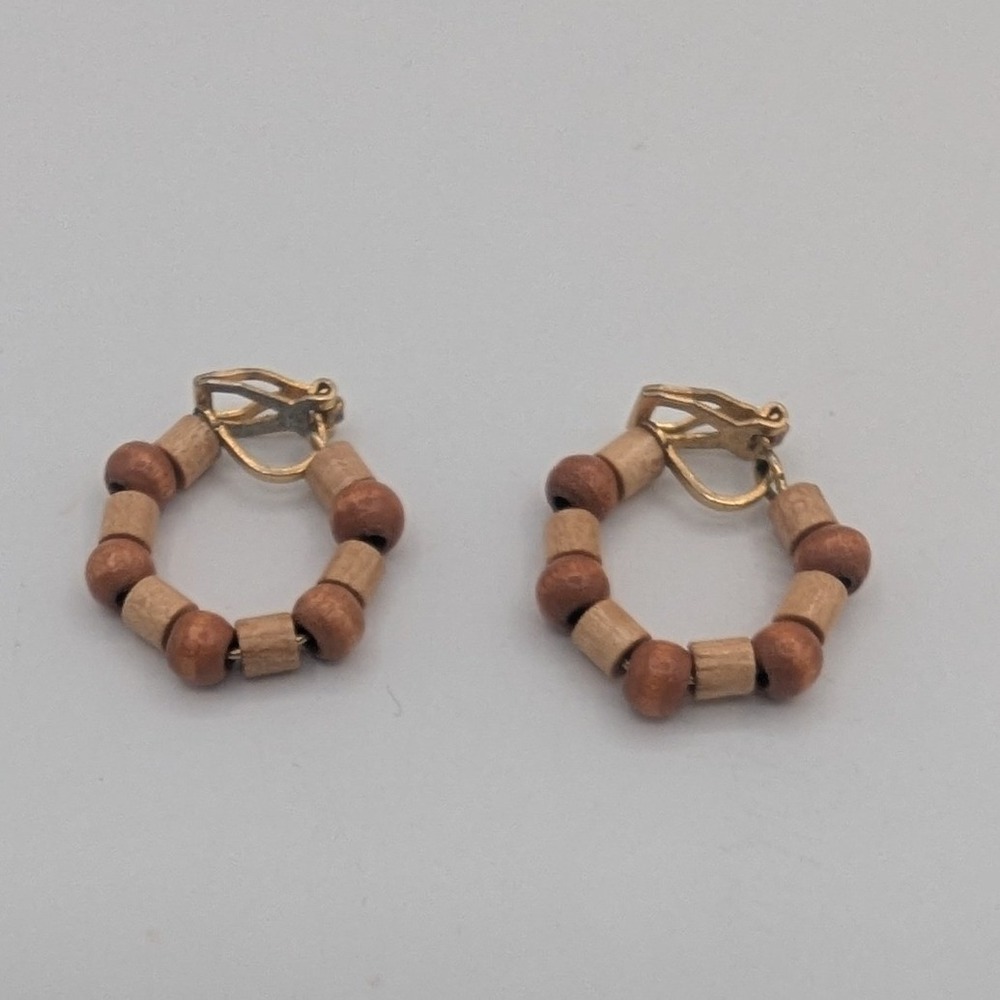 Vintage Wood Beaded Clip On Hoop Earrings Brown Gold Tone Boho Retro 1 Inch
